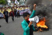 Aksi unjuk rasa mahasiswa di Padang
