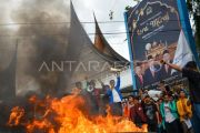 Aksi unjuk rasa mahasiswa di Padang