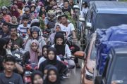 Kemacetan di jalan alternatif Padang-Tebo