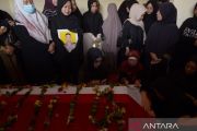 Jenazah anggota Polri korban penembakan tiba di rumah duka