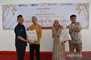 ANTARA bagikan paket bingkisan Lebaran bagi warga sekitar Pasar Baru