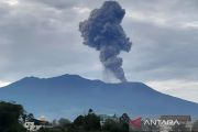 Gunung Marapi erupsi Senin pagi, lontarkan abu setinggi 1,6 kilometer