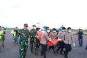 TNI evakuasi dua korban selamat pascaserangan KKB di Tolikara