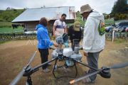 Uji coba drone pertanian di Solok