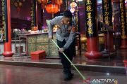 Polisi bersih-bersih vihara jelang Hari Raya Waisak