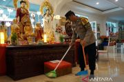 Polisi bersih-bersih vihara jelang Hari Raya Waisak