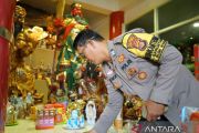 Polisi bersih-bersih vihara jelang Hari Raya Waisak