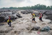 Sebanyak 474 warga terisolasi akibat banjir lahar hujan Gunung Semeru