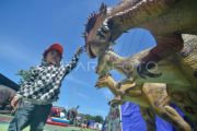 Wisata hiburan wahana dinosaurus di Padang