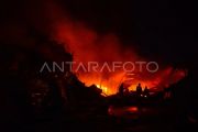 Upaya pemadaman kebakaran pabrik karet di Padang