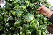 Penjualan kulit ketupat jelang Idul Adha 1446 H di Makassar