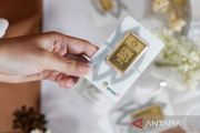 Harga emas Antam pada Jumat merosot Rp20.000 per gram