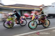 A decorated bicycle parade enlivens the 2025 Specta Flora Festival in Batu, East Java