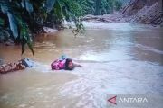 Seorang bidan nekat arungi sungai untuk obati pasien di Pasaman
