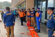 Polisi-Tim SAR simulasi penanganan kecelakaan laut di Labuan Bajo