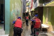 Polisi bantu warga bersihkan lingkungan pasca banjir di Jaktim