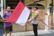 Polisi bagikan ratusan bendera Merah Putih di wilayah Jakbar