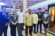 Prabowo bertolak ke Bandung naik kereta cepat bersama masyarakat