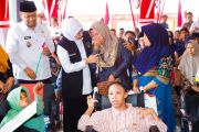Khofifah salurkan bansos dan bagikan bendera untuk warga Sampang