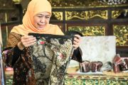 Governor Khofifah urges public to cherish, promote Sampang Batik