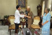 Gibran silaturahmi ke kediaman Try Sutrisno, antar undangan HUT RI