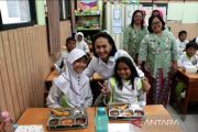 Wamen Christina tinjau program Makan Bergizi Gratis di SDN Ciracas 03