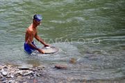 Mencari emas di Sungai Batang Ombilin