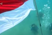 Pengibaran bendera merah putih dibawah perairan selat malaka