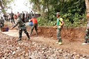 TMMD Madiun bangun jalan desa saluran air bersih di lereng gunung
