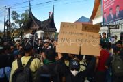 Aksi unjuk rasa di DPRD Sumbar