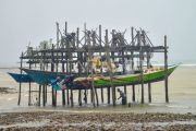 Tradisi menggantung perahu nelayan Desa Soligi