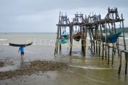Tradisi menggantung perahu nelayan Desa Soligi