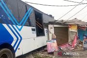 Bus Transjakarta seret motor sebelum hantam empat ruko di Pulogebang