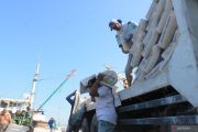 FOTO- Distribusi Semen dari Pelabuhan Paotere menuju Maumere
