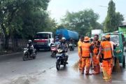 Gulkarmat Jaktim bersihkan tumpahan minyak di Jalan Raya Cakung