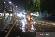 Banjir di Jalan Arjuna Selatan Jakbar sebabkan puluhan motor mogok