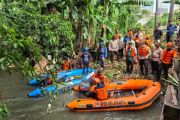 Polisi bantu cari anak yang hilang saat berenang di Kali Mampang
