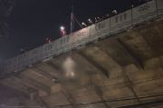 Petugas evakuasi pria gantung diri di flyover Pasupati Bandung