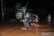 Banjir di Lumajang, warga mengungsi sambil panggul sepeda motor