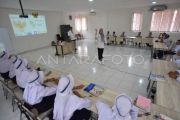 Kemenkeu mengajar di sekolah rakyat Padang