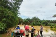 Tiga desa dikepung banjir, warga Aceh Tamiang naik rakit batang pisang