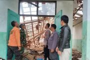 Ruang kelas SMPN 1 Peundeuy di Garut ambruk