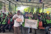 Komunitas 98 peduli sosial bagikan ribuan sembako di Jakarta dan Medan