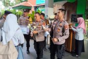 Polisi bagikan mawar dan cokelat kepada pelajar di Kelapa Gading