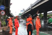 SDA Jaktim dan PPSU gerak cepat tangani banjir di Jalan DI Panjaitan