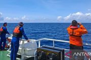 Indonesian SAR teams search for 11 crew of sunken fishing boat