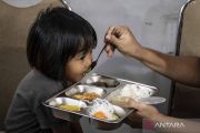 Indonesia denies hoax claiming free meals to be replaced with cash aid