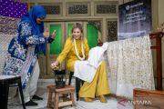 Queen Maxima meets Solo batik maker to discuss financial inclusion