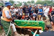 Jenazah Reno korban kerusuhan Kwitang dikebumikan di Surabaya