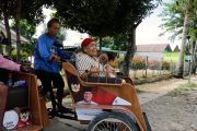 Lansia bisa bekerja lebih nyaman berkat bantuan becak listrik Presiden